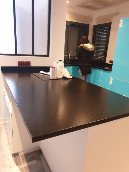 Pose d'une cuisine sur mesure et moderne dans une villa à Toulon