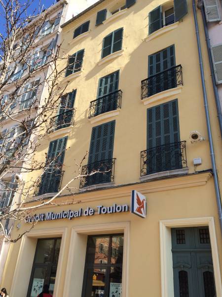Ravalement d'une façade d'un immeuble à Toulon