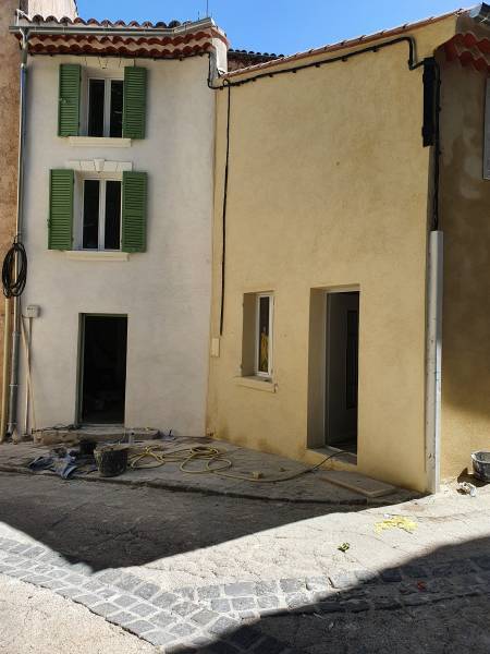 Ravalement de façade d'une maison à Belgentier